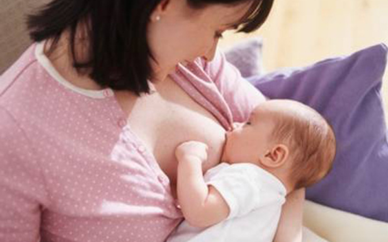 Việc cho con bú nên được duy trì ngay sau sinh và hoàn toàn bằng sữa mẹ 24/24 giờ