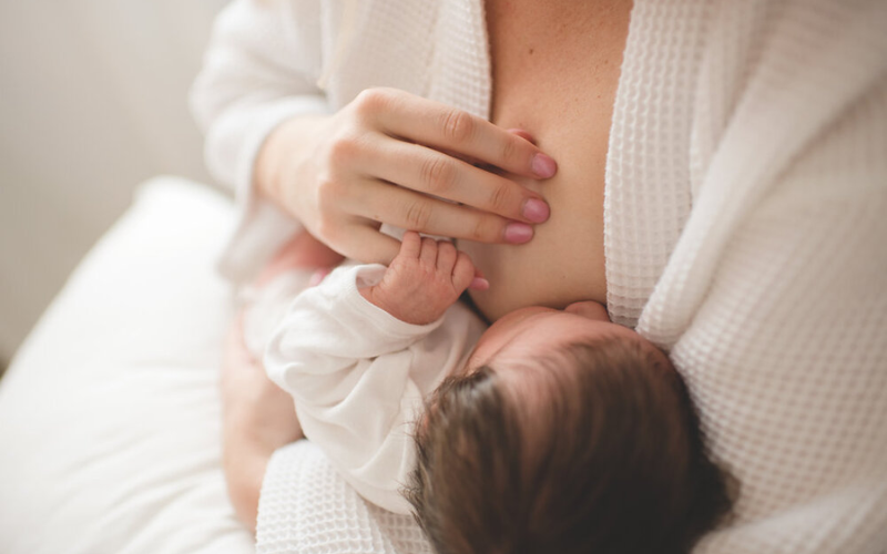 Cho trẻ bú thường xuyên