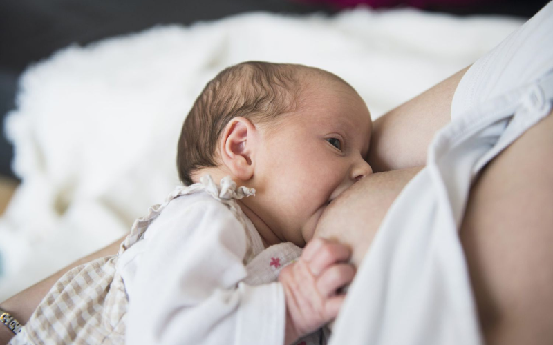 Cho trẻ ti đều hai bên ngực