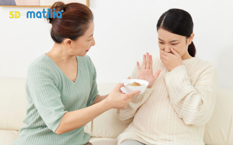 Nghén khi mang thai khiến mẹ bầu mệt mỏi, biếng ăn, nôn mửa