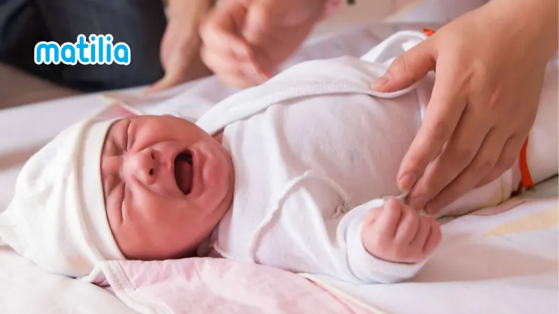 Dấu hiệu nhận biết mẹ thiếu sữa sau sinh: Bé khóc khi ngừng bú