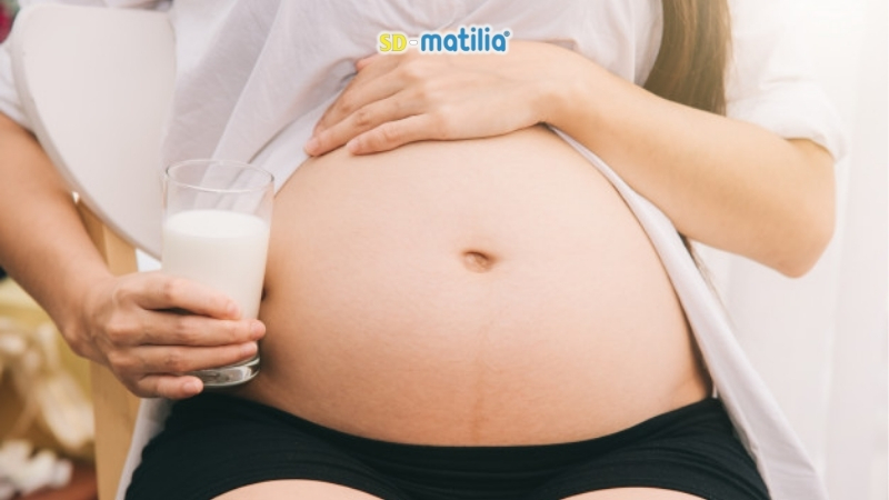 Uống sữa bầu quá nhiều sẽ gây thừa cân cho mẹ, thậm chí tiểu đường thai kỳ mà con lại thiếu chất