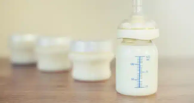 Sữa mẹ hâm nóng để ngoài được bao lâu?