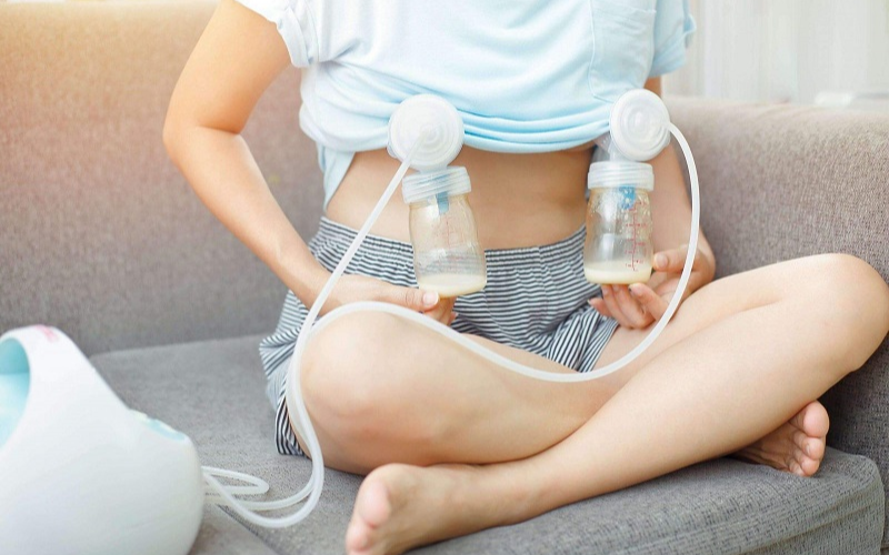 Làm trống bầu sữa trước khi cho trẻ bú