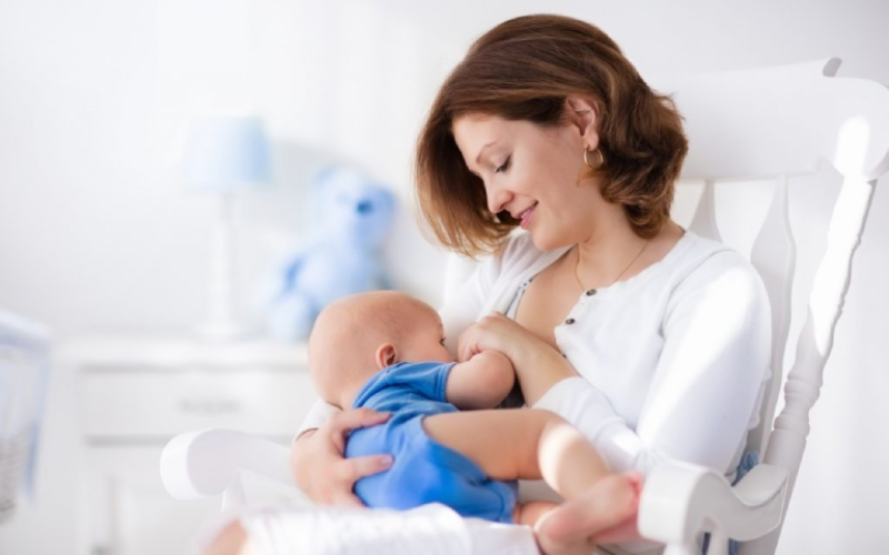 Cho trẻ bú ngay trong vòng 1 giờ sau sinh