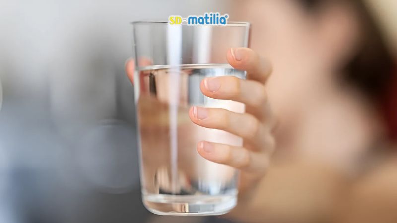 Uống đủ nước sau sinh