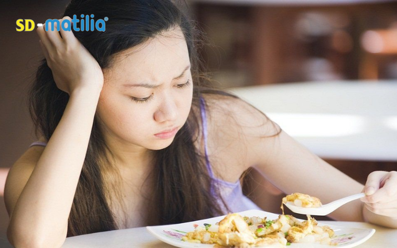 Đừng cố ăn nhiều một lần, mẹ hãy chia nhỏ bữa ăn để thấy dễ chịu hơn